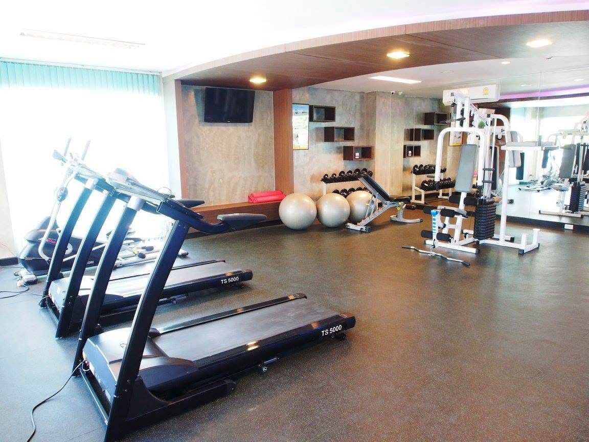 ห้องฟิตเนสพร้อมลู่วิ่ง อุปกรณ์เวท และดัมเบล