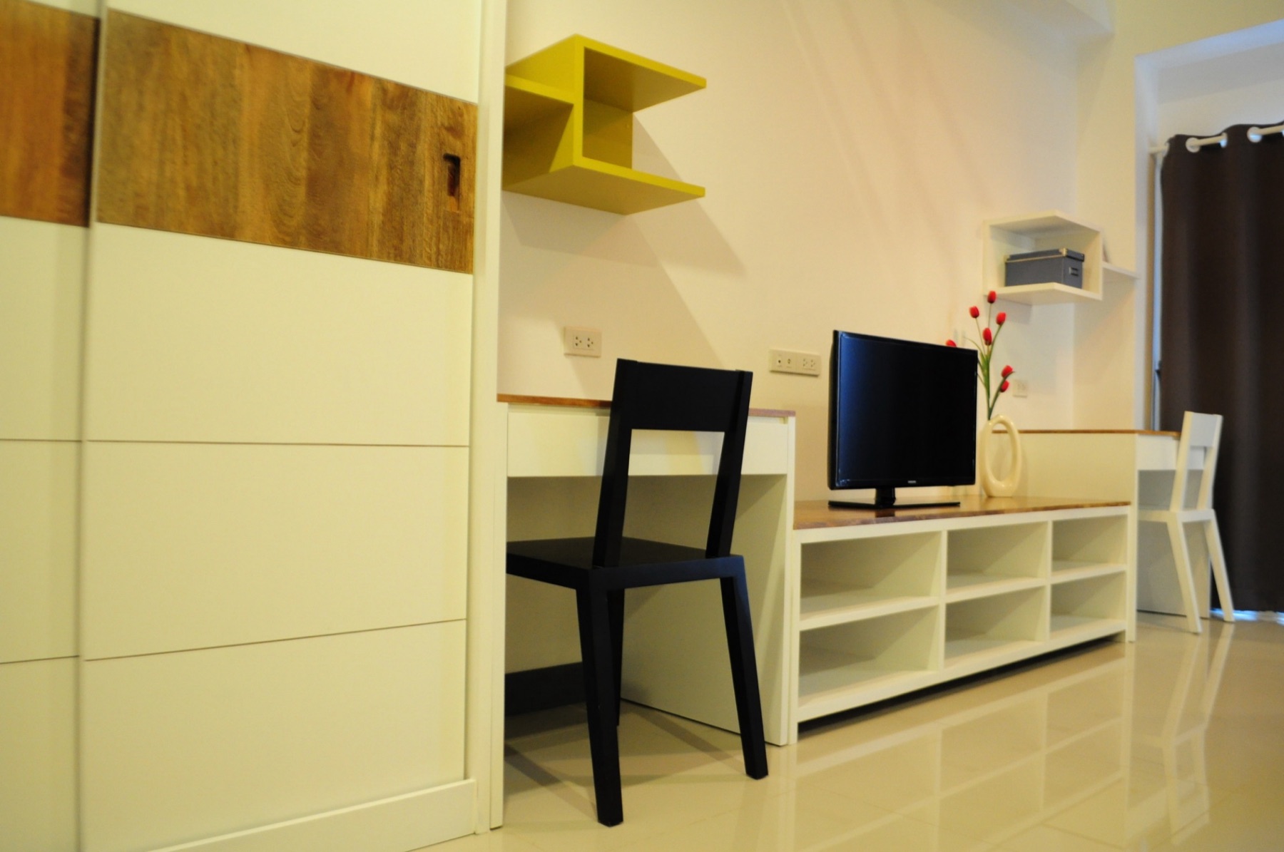 โต๊ะทำงาน โทรทัศน์ และพื้นที่จัดเก็บภายในห้อง Loft