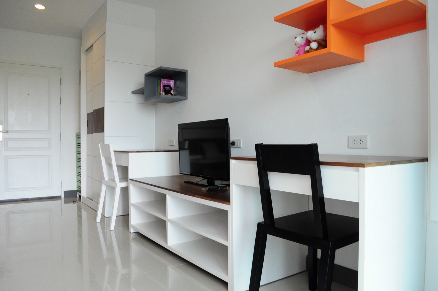 โต๊ะทำงาน โทรทัศน์ และพื้นที่จัดเก็บภายในห้อง Standard
